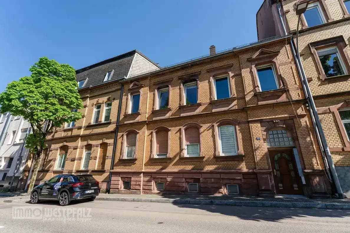 Verkauf — gepflegtes Mehrfamilienhaus in klassischer Bauweise, Immo-Westpfalz-Fahrzeug vor dem Objekt Verkauf — gepflegtes Mehrfamilienhaus in klassischer Bauweise, Immo-Westpfalz-Fahrzeug vor dem Objekt