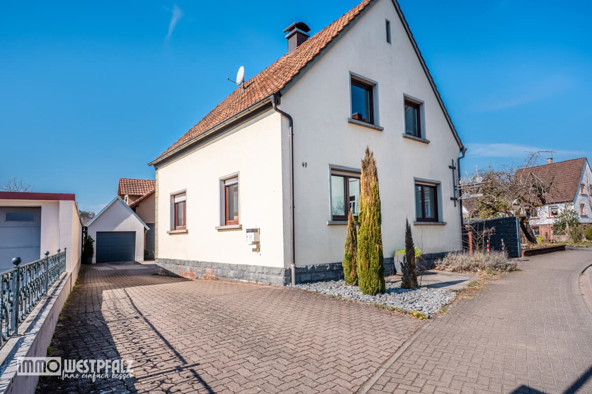 Frisch renoviertes Einfamilienhaus mit Licht, Balkon und Kamin im Dahner Felsenland — Vorschaubild
