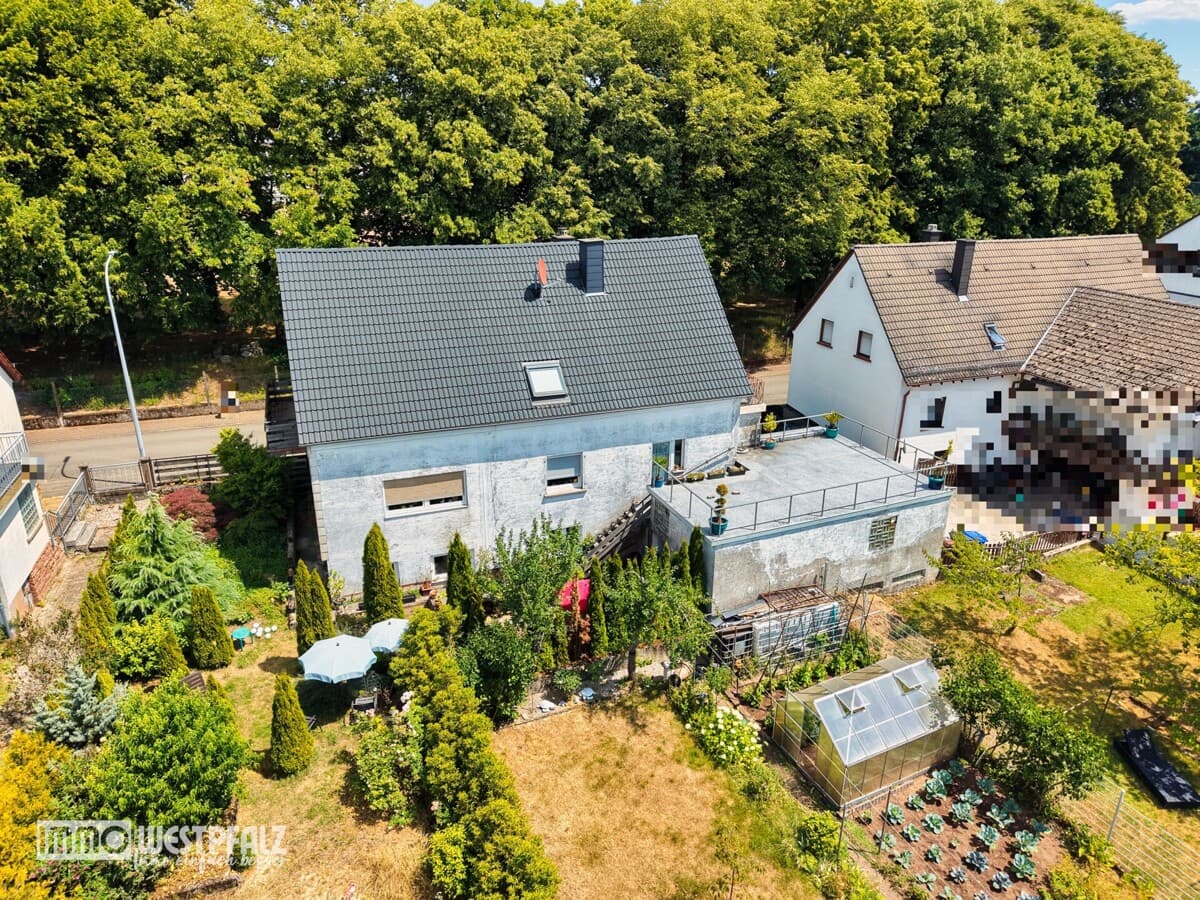 Großzügiges Familienhaus mit 214 m² Wohnfläche und neuem Dach — Vorschaubild