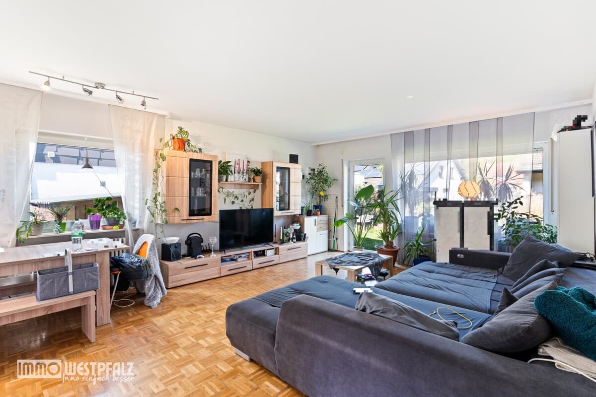 Großzügige helle 4-ZKB-EG-Wohnung mit Garten, Terrasse & Garage in Dahn — Vorschaubild