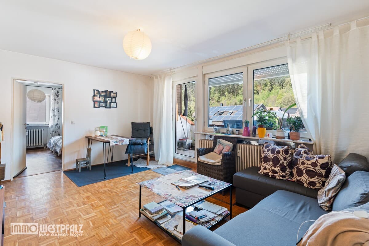 Gepflegte DG-Wohnung mit Loggia und Blick ins Grüne in Dahn — Vorschaubild