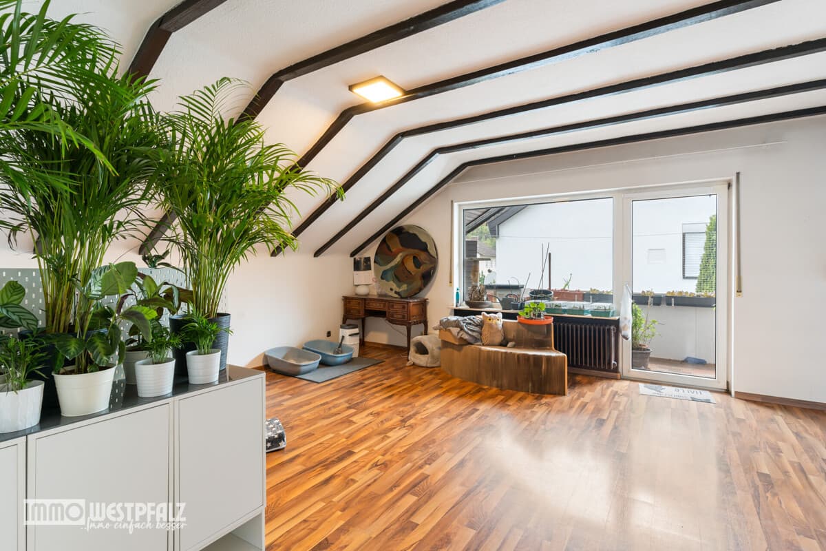 Helle 2-ZKB-DG-Wohnung mit Balkon und Stellplatz in Dahn — Vorschaubild